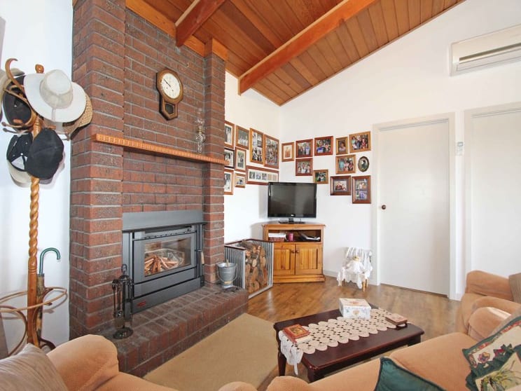 Click to view all images 16 Moorabbee Road Heathcote VIC 3523 - Image 2