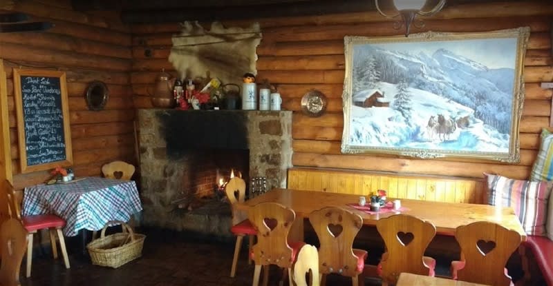 Iconic Log Cabin Tea House Restaurant With Top Views Under Mt Gladstone Lookout Iconic Log Cabin Tea House Restaurant With Top Views Under Mt Gladstone Lookout