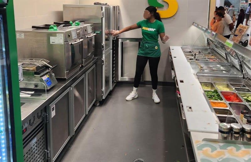 Subway Hyperdome, Back on the Market! Major Shopping Centre! Priced to Sell! Ideal first store! Subway Hyperdome, Back on the Market! Major Shopping Centre! Priced to Sell! Ideal first store!