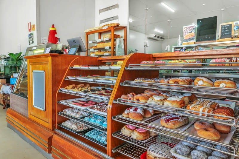 PROFITABLE BUSINESS FOR SALE High-Country Bakehouse Mansfield, Victoria PROFITABLE BUSINESS FOR SALE High-Country Bakehouse Mansfield, Victoria