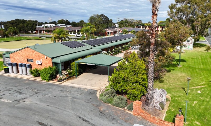 LEASEHOLD - Country Club Motor Inn, Deniliquin NSW - 1P0590