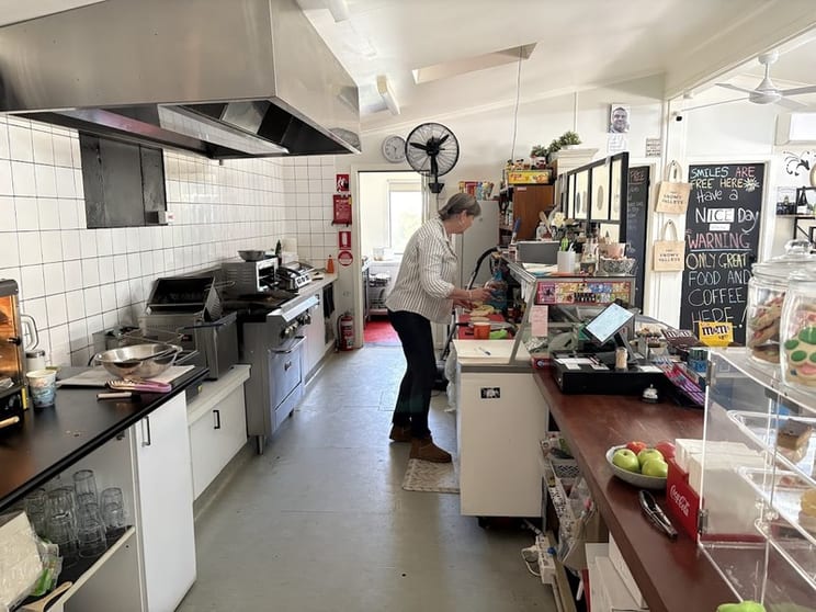 Freehold Takeaway & 3BR residence & 1 BR unit in Rosewood NSW Freehold Takeaway & 3BR residence & 1 BR unit in Rosewood NSW