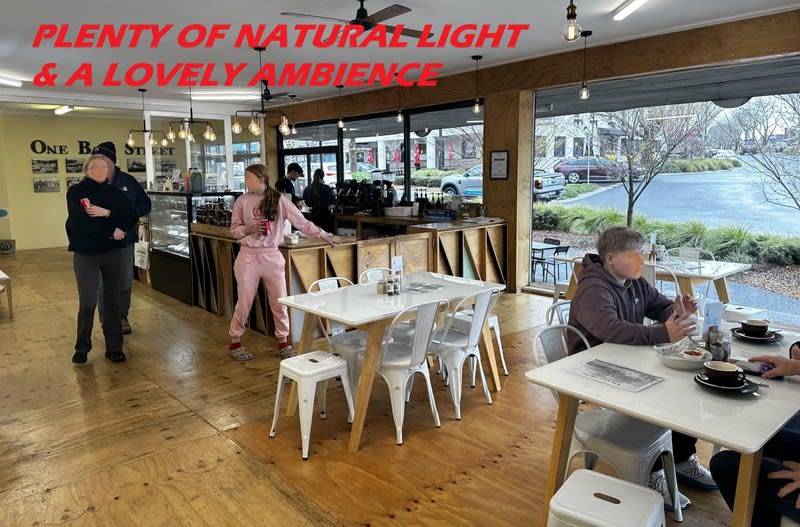 This corner cafe is big, bright and located with very high exposure. This corner cafe is big, bright and located with very high exposure.