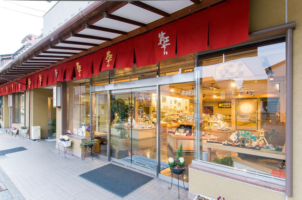 Workshops Related to Kanazawa's Specialty Gold Leaf