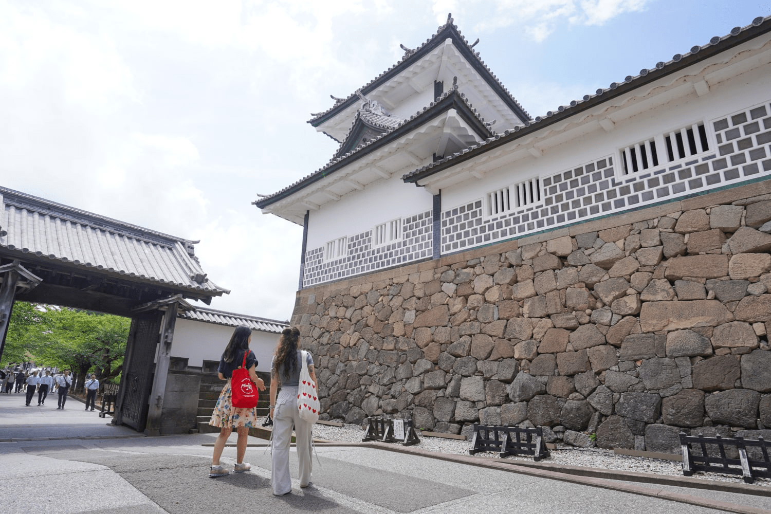 Enjoy Kanazawa's Townscape Developed from a Castle Town with Expert Commentary