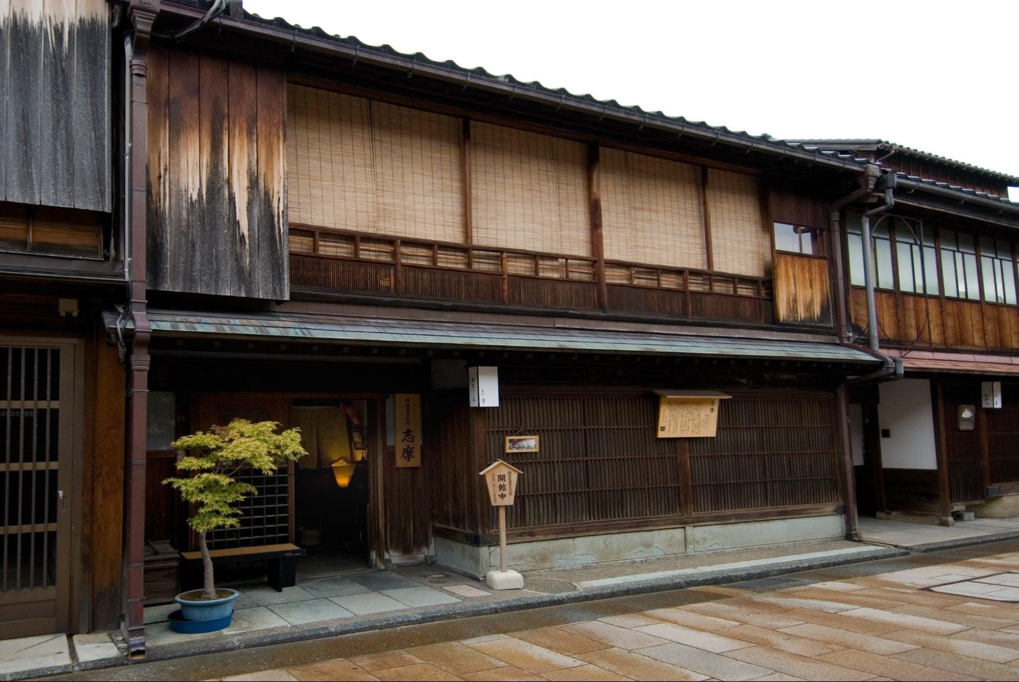An Exterior with Traditional and Distinctive Elegance Characteristic of the Higashi Chaya District