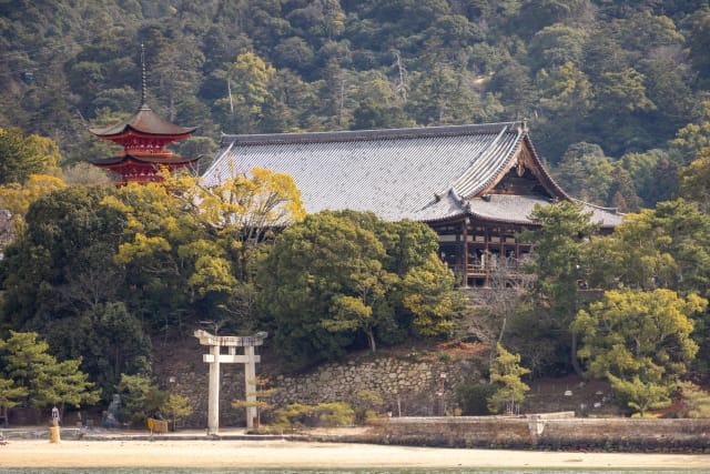 Hokoku-jinja (Senjokaku Pavilion)