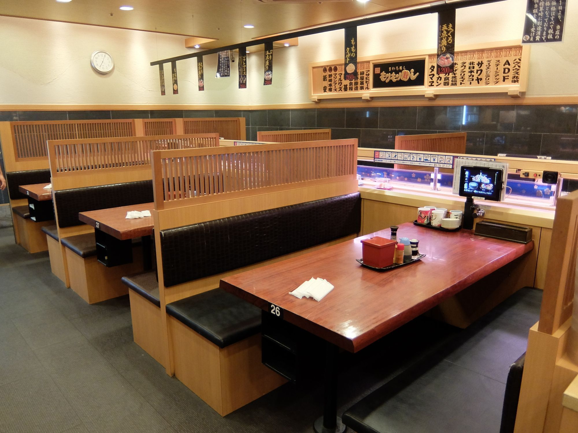 With conveyor belt sushi style, even families can enjoy comfortably without hesitation