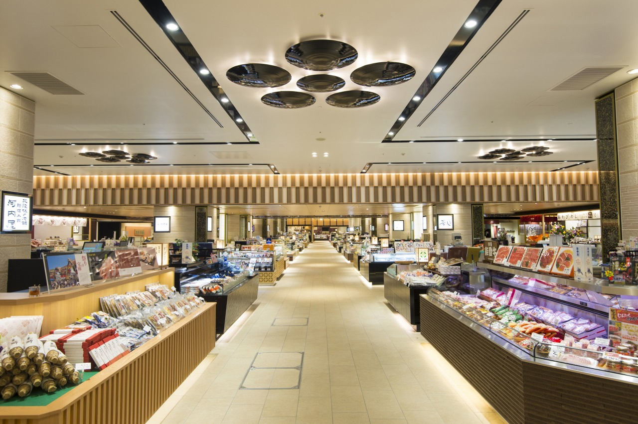 Purchase Exquisite Food and Souvenirs at Kanazawa 100bangai