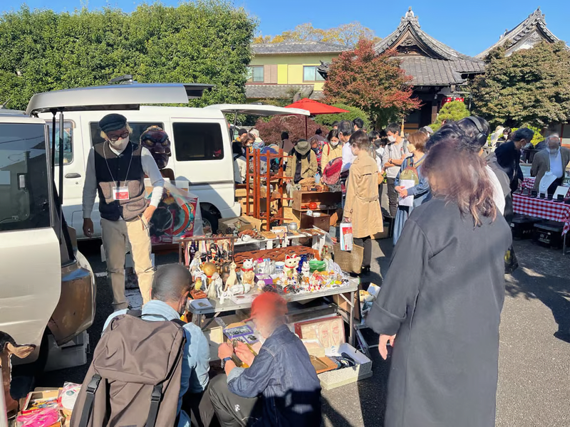 What is the Yanaka Antique Market?