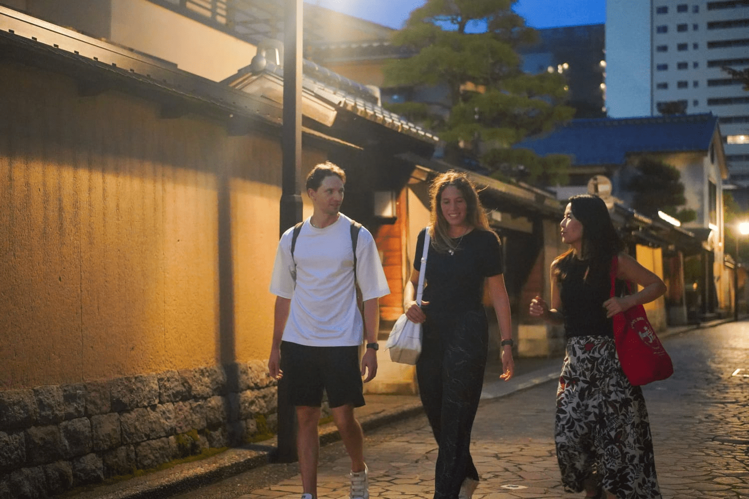 You can enjoy not only food but also Kanazawa's traditional architecture and beautiful streetscapes