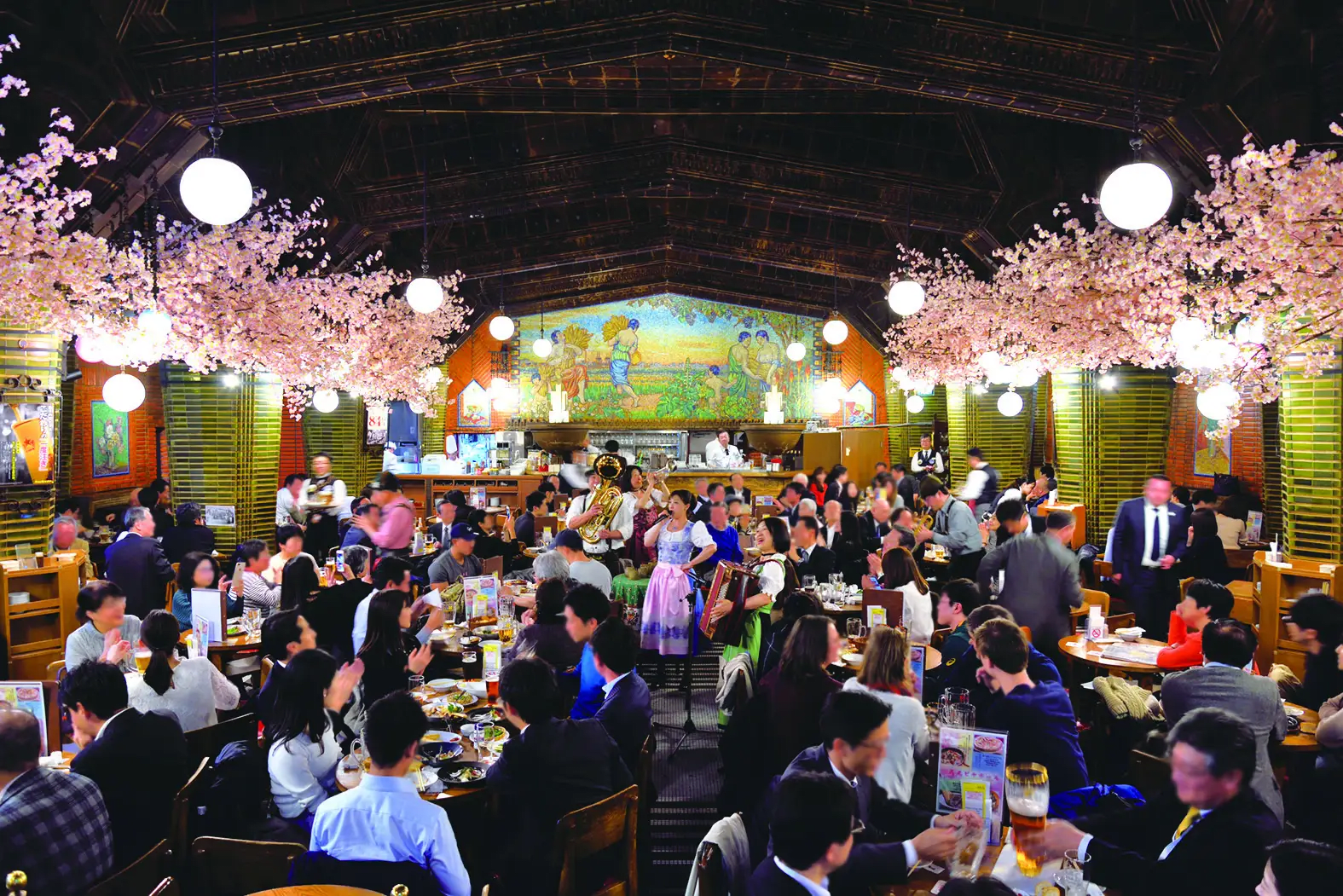 The Author Also Recommends Hanami at "Ginza Lion" Beer Hall with Cherry Blossoms in Full Bloom!