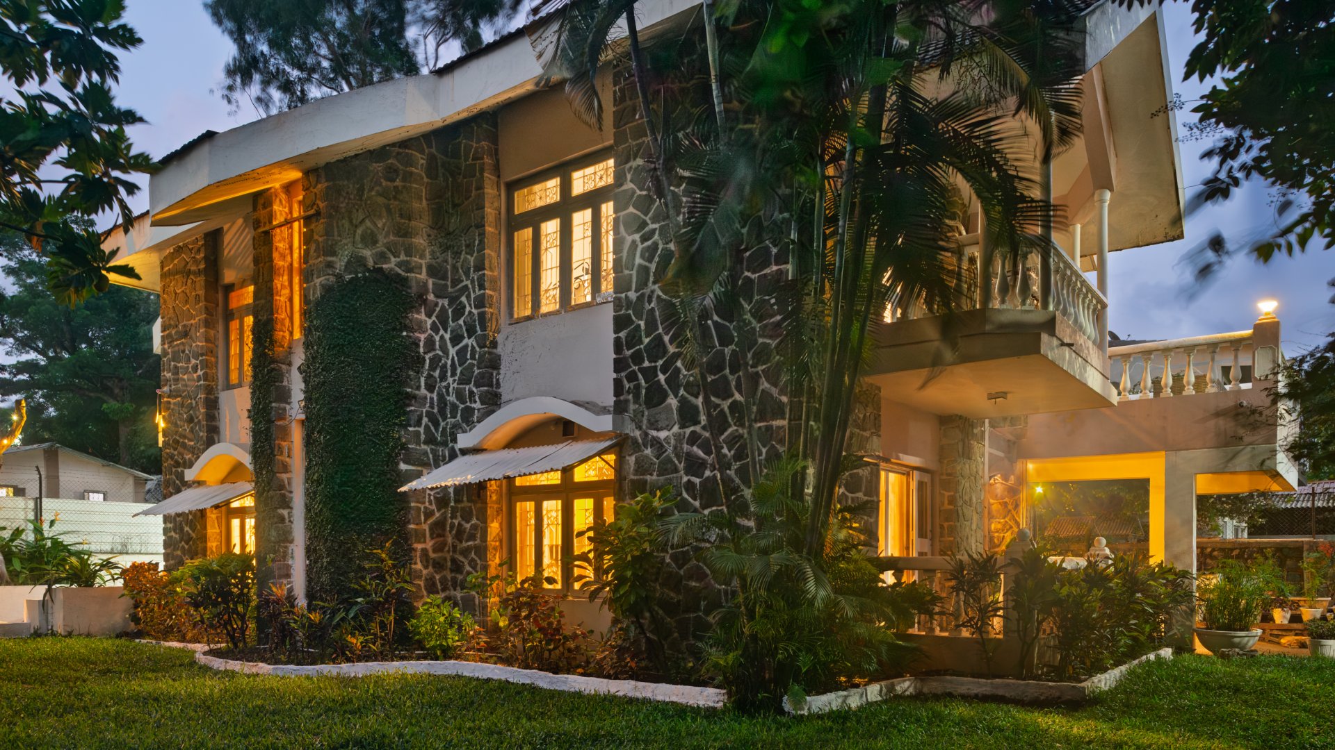 Villa Francis - Luxury villa in Lonavala with stunning garden views