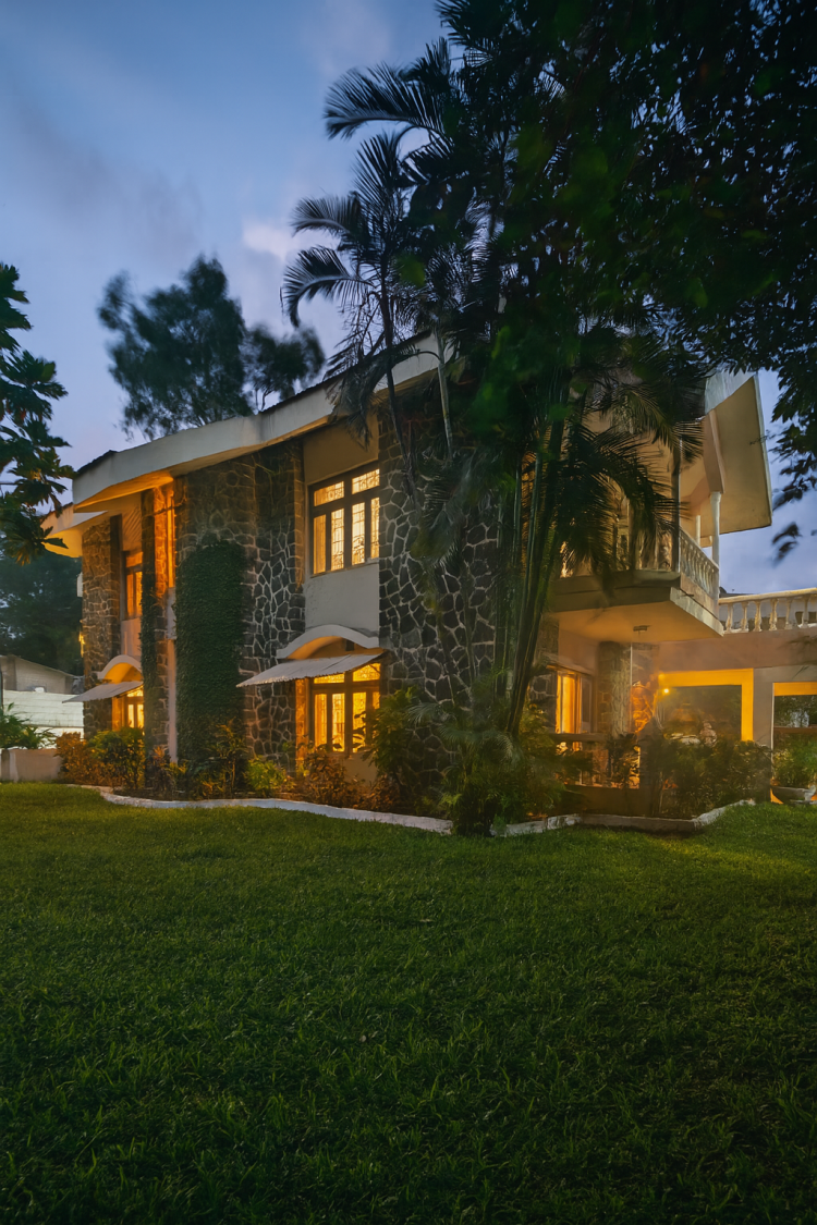 Villa Francis - Luxury villa in Lonavala with stunning garden views