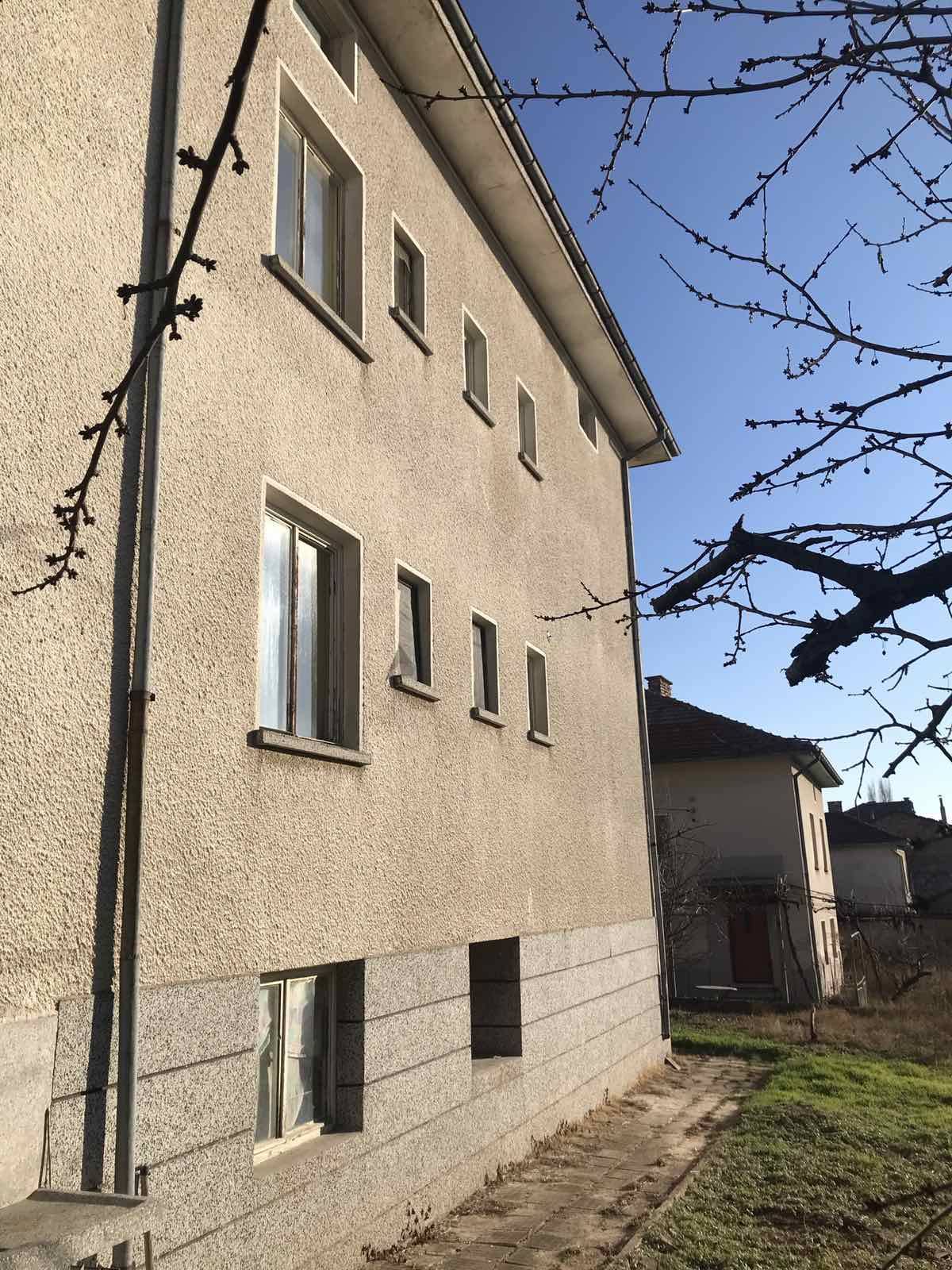 Двуетажна къща със сутерен и таванско помещение в гр. Хисаря Хисаря