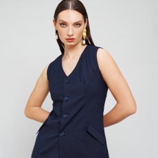 Sininen The Long Waistcoat: The long waistcoats chic and minimalistic silhouette pairs perfectly with our pinstriped trousers