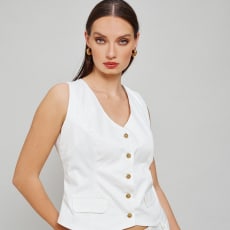 Valkoinen The Classic Waistcoat: The waistcoat exudes a stylish aura of comfort .