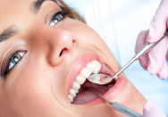 Gesunde und schöne Zähne sind dank moderner Implantate für viele kein Wunschtraum mehr. - (c) karelnoppe Fotolia