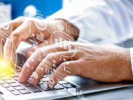 Hände eines Arztes oder Health-Professionals tippen auf Laptop, um Daten für digitales Gesundheitsmarketing oder Medical SEO zu analysieren, mit eingeblendeten Grafiken.