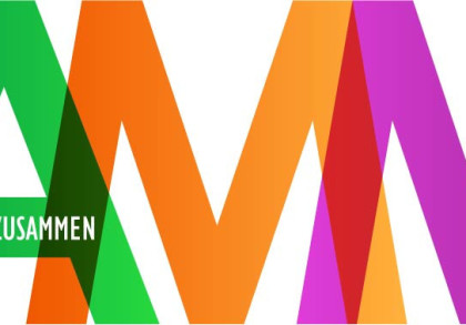 Bild mit dem Wort "ZUSAMMEN" in großen, bunten Buchstaben, die in mehreren Farben gestaltet sind: Blau, Grün, Gelb, Orange, Rot, Violett und Pink.