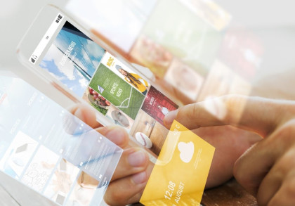 Nahaufnahme einer Hand, die ein Smartphone hält und auf den Bildschirm tippt. Das Display zeigt verschiedene Nachrichtenkategorien sowie Wetterinformationen. Die Bildschirmeffekte lassen mehrere Schichten des Inhalts gleichzeitig sichtbar erscheinen.