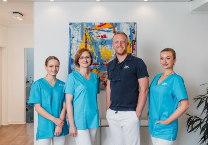 Zahnarzt Dr. Johannes Göbel mit seinen drei Mitarbeiterinnen.