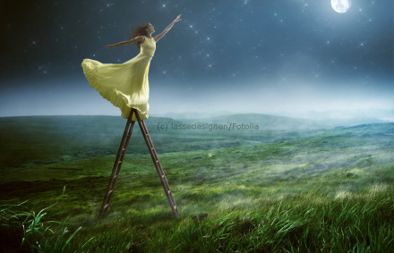 Frau in einem langen, fließenden gelben Kleid steht auf der Spitze einer hohen Leiter, die in einer grünen Landschaft steht. Der Himmel ist dunkel und sternenklar mit einem leuchtenden Vollmond. Es scheint, als ob die Frau nach den Sternen greift.