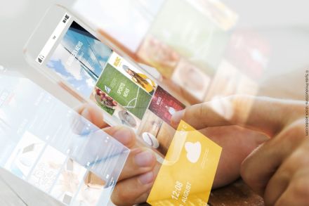 Nahaufnahme einer Hand, die ein Smartphone hält und auf den Bildschirm tippt. Das Display zeigt verschiedene Nachrichtenkategorien sowie Wetterinformationen. Die Bildschirmeffekte lassen mehrere Schichten des Inhalts gleichzeitig sichtbar erscheinen.