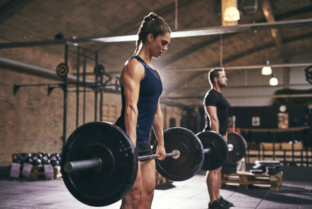 Eine Frau und ein Mann beim Krafttraining