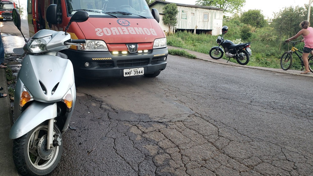 Motociclista sofre queda após cair em buraco no bairro Clara Adélia