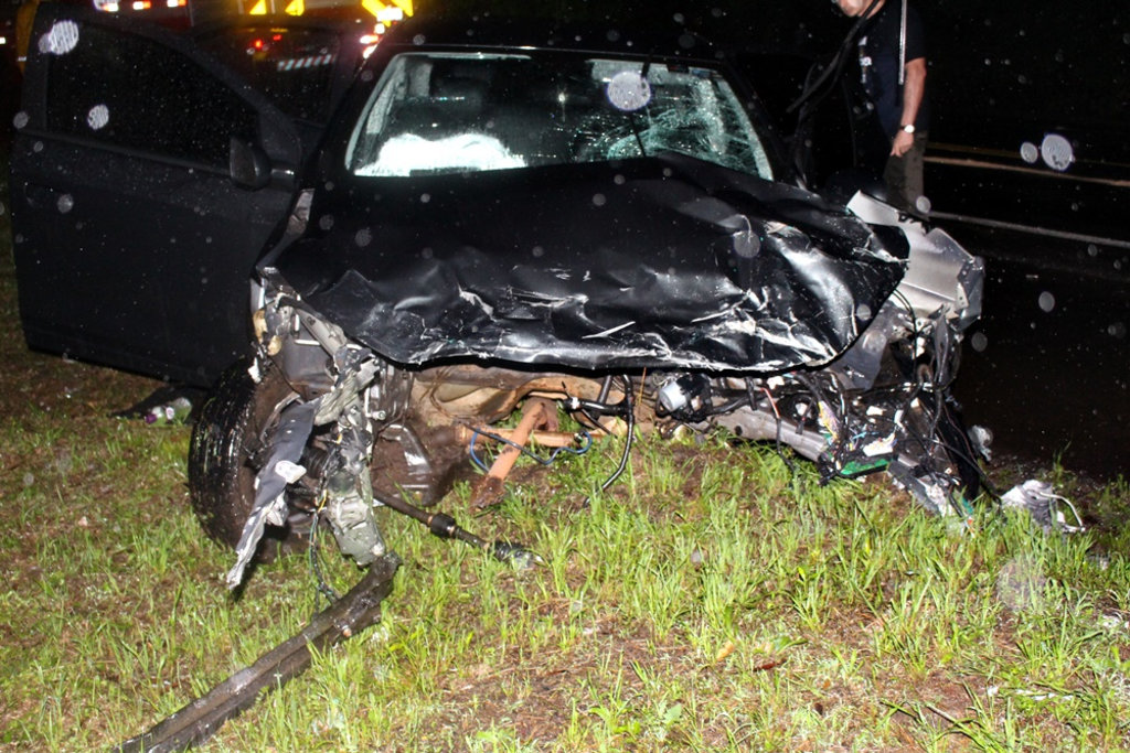 Batida frontal entre carro e caminhão deixa dois feridos na BR-282 em Herval