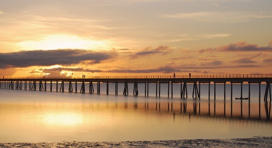 Sonnenuntergang an einer Brücke auf der Ilha de Mozambique