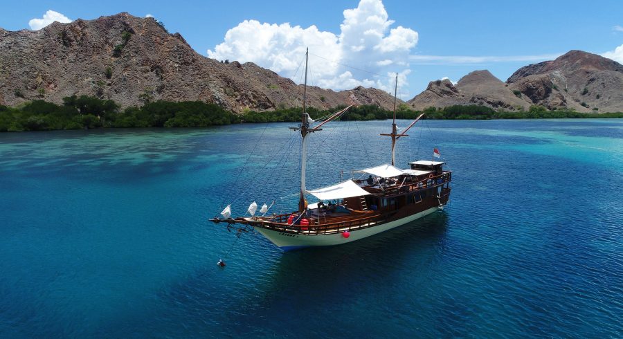 Indonesia travel guide - boat ride