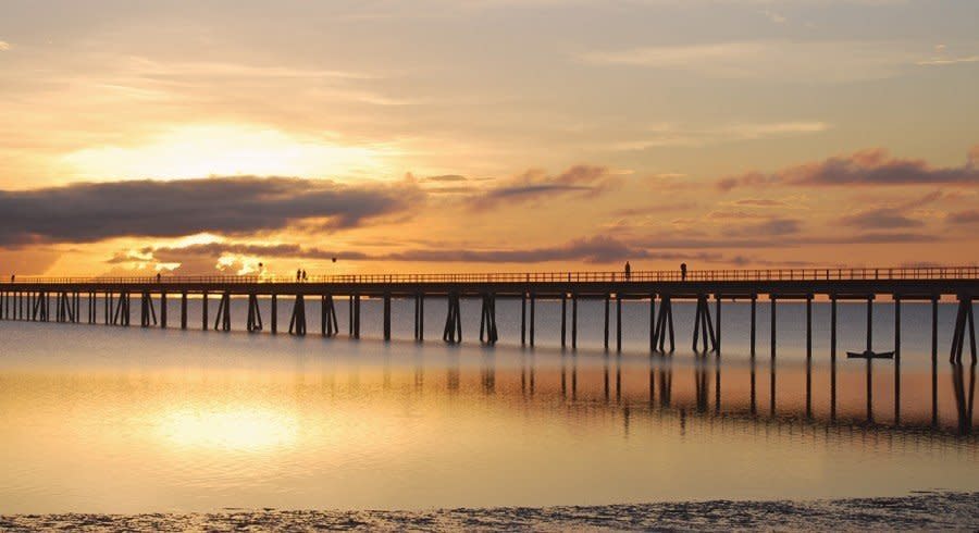 Sonnenuntergang an einer Brücke auf der Ilha de Mozambique