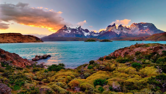 Sonnenuntergang in Patagonien - Bergsee und verschneiter Gipfel