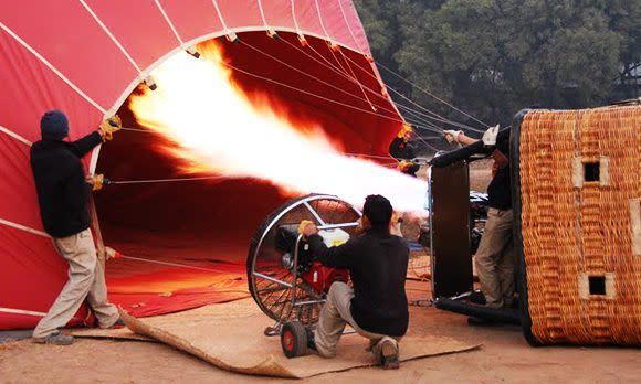 Vor der Bagan Ballonfahrt wird der Ballon mit Heißluft gefüllt
