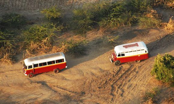 Busse auf dem Weg zur Bagan Ballonfahrt