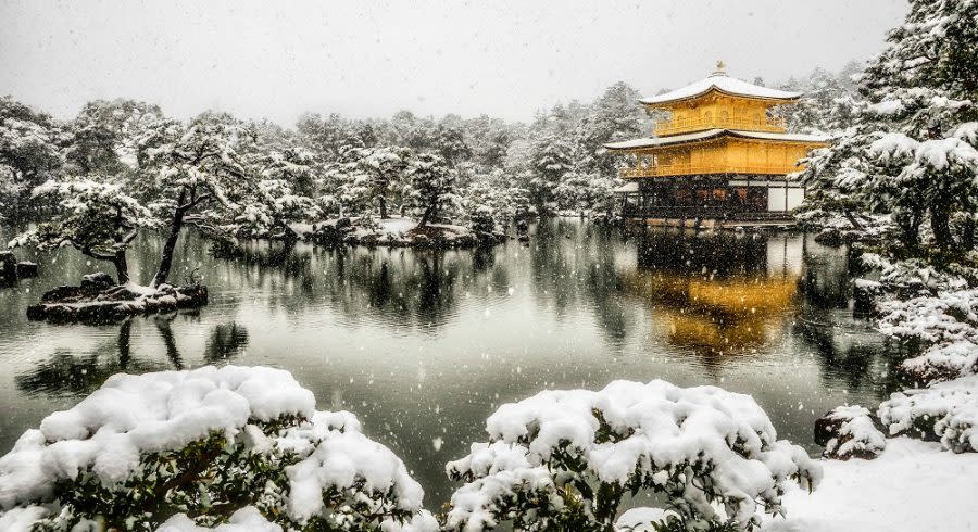 Enchanting Travels Japan Tours Kinkakuji with snowing and Lake Mirror