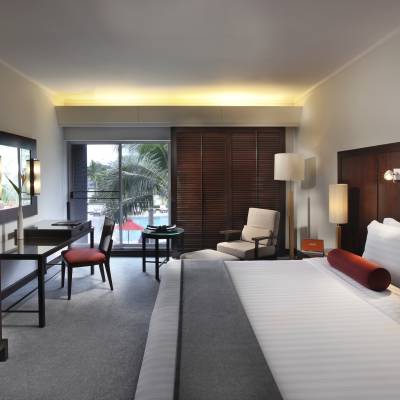 a bedroom with a bed and desk in a hotel room