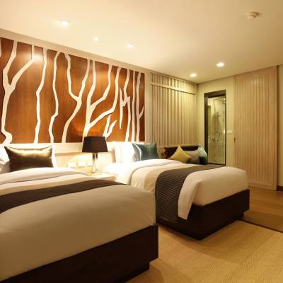 a bedroom with a bed and desk in a hotel room