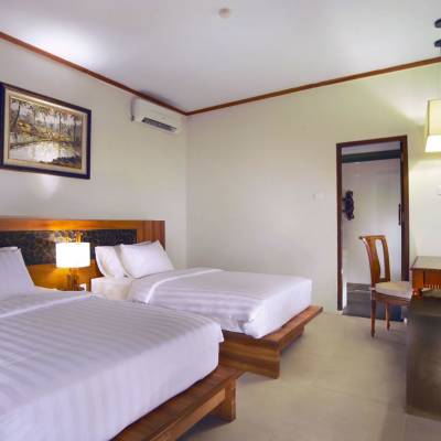 a bedroom with a bed and desk in a hotel room