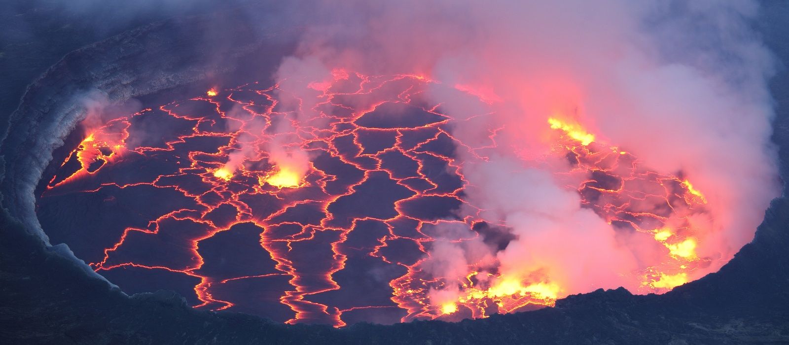 Enchanting Travels Africa Rwanda Tours Nyiragongo Ruande Sehenswürdigkeiten: Brodelnde Lava in Nyiragongo
