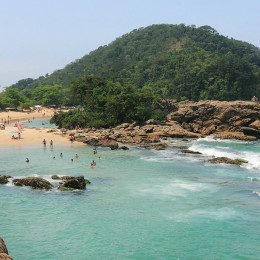 Strand mit Badegästen in Brasilien