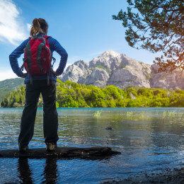 Wanderin am Seeufer vor den Bariloche-Bergen in Argentinien