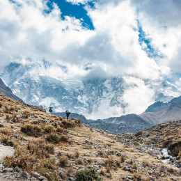 Zwei Wanderer auf dem Weg nach Machu Picchu vor dem nebeligen Berg Salkantay in Peru