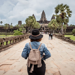 Junge Touristin besucht Angkor Wat Wahrzeichen in Siem Reap, Kambodscha, Asien.