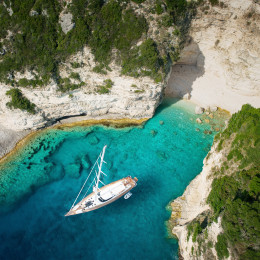 Luxusyacht in einer griechischen Bucht