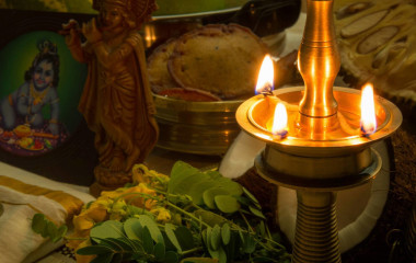 Brennende Öllampe auf Altar, Indien