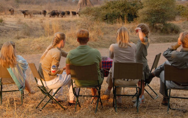Familie beobachtet die Elefanten im Jongomero in Ruaha, Tansania