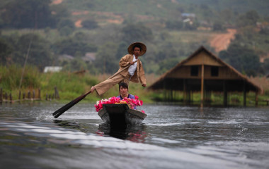 Mann steuert Kanu auf dem Inle-See in Myanmar